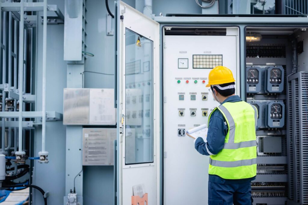 Ein Elektrotechniker an einer Schaltanlage